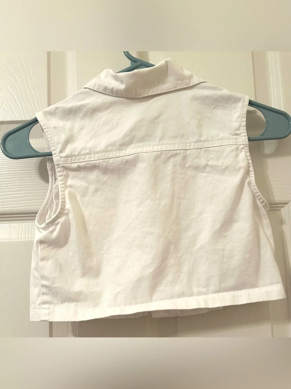 Like new , Knit Works white cropped denim vest.